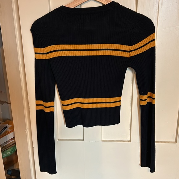 Lightly worn Kendall & Kylie sweater top. - Picture 2 of 2